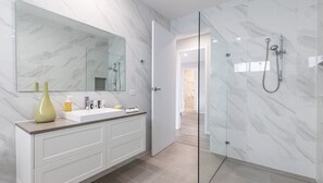 Bathtub, hair dryer - Fingal Bay Seabreeze Unit 2  16 Tuna Crescent (Fingal Bay)