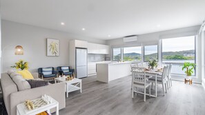 Un apartamento moderno con cocina, comedor y sala de estar.