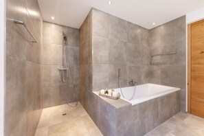 Badewanne, Haartrockner, Handtücher, Seife