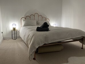 1 habitación, tabla de planchar con plancha, wifi gratis y ropa de cama 