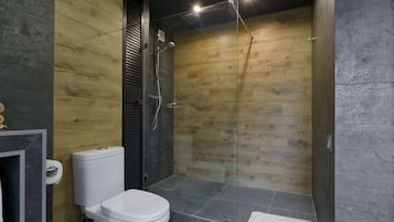 Studio Suite có thiết kế đặc sắc | Phòng tắm | Dép đi trong nhà, sàn nhà có sưởi, dầu gội, giấy vệ sinh