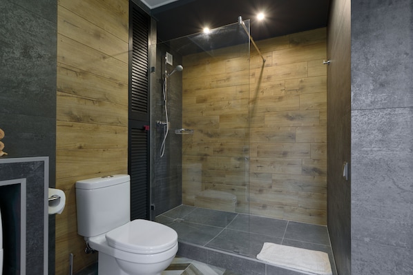 Design-Studiosuite | Badezimmer | Hausschuhe, Fußbodenheizung (Badezimmer), Shampoo, Toilettenpapier