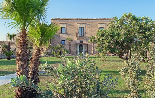 Vista frontal de la propiedad