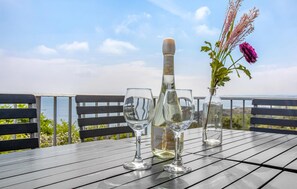 تناول الطعام بالخارج