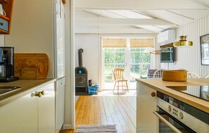 Frigorífico, placa de cocina, lavavajillas y utensilios de cocina