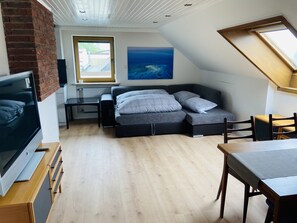 1 bedroom, iron/ironing board, free WiFi, bed sheets - Beautiful top floor apartment with loft character (Königsbrunn)