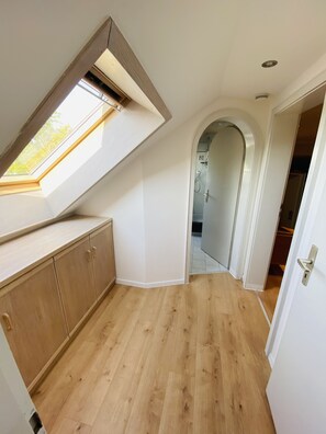 Interior - Beautiful top floor apartment with loft character (Königsbrunn)