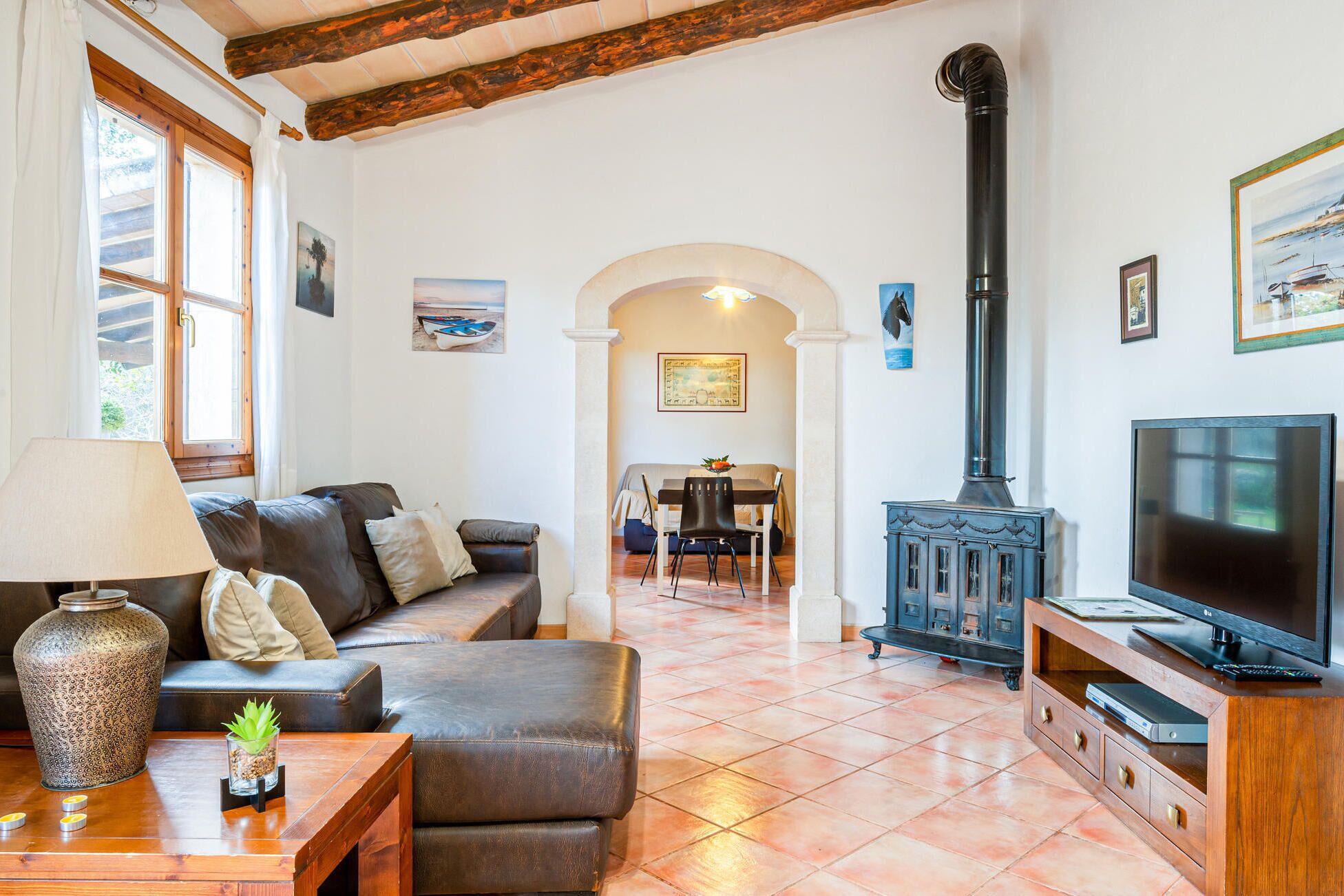 Een televisie, een open haard en een dvd-speler