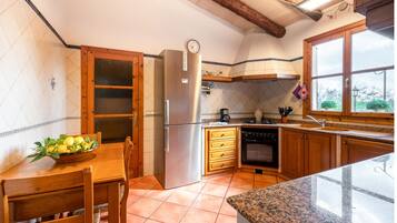 Een koelkast, een oven, een kookplaat, een vaatwasser