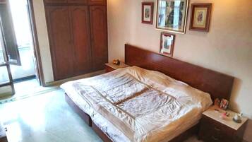 Apartment | 2 bedrooms, iron/ironing board, free WiFi, bed sheets