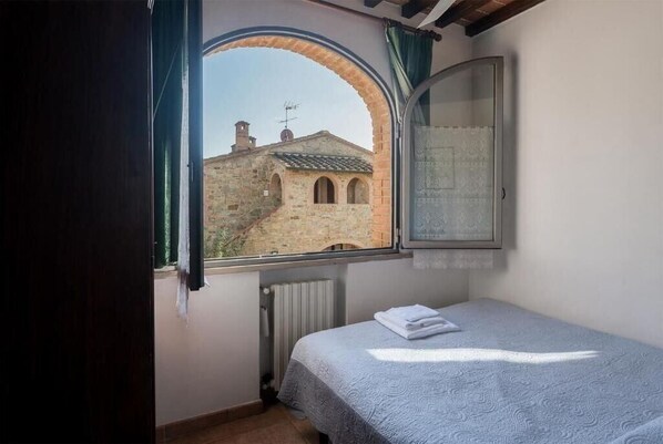 2 bedrooms, travel crib, internet
