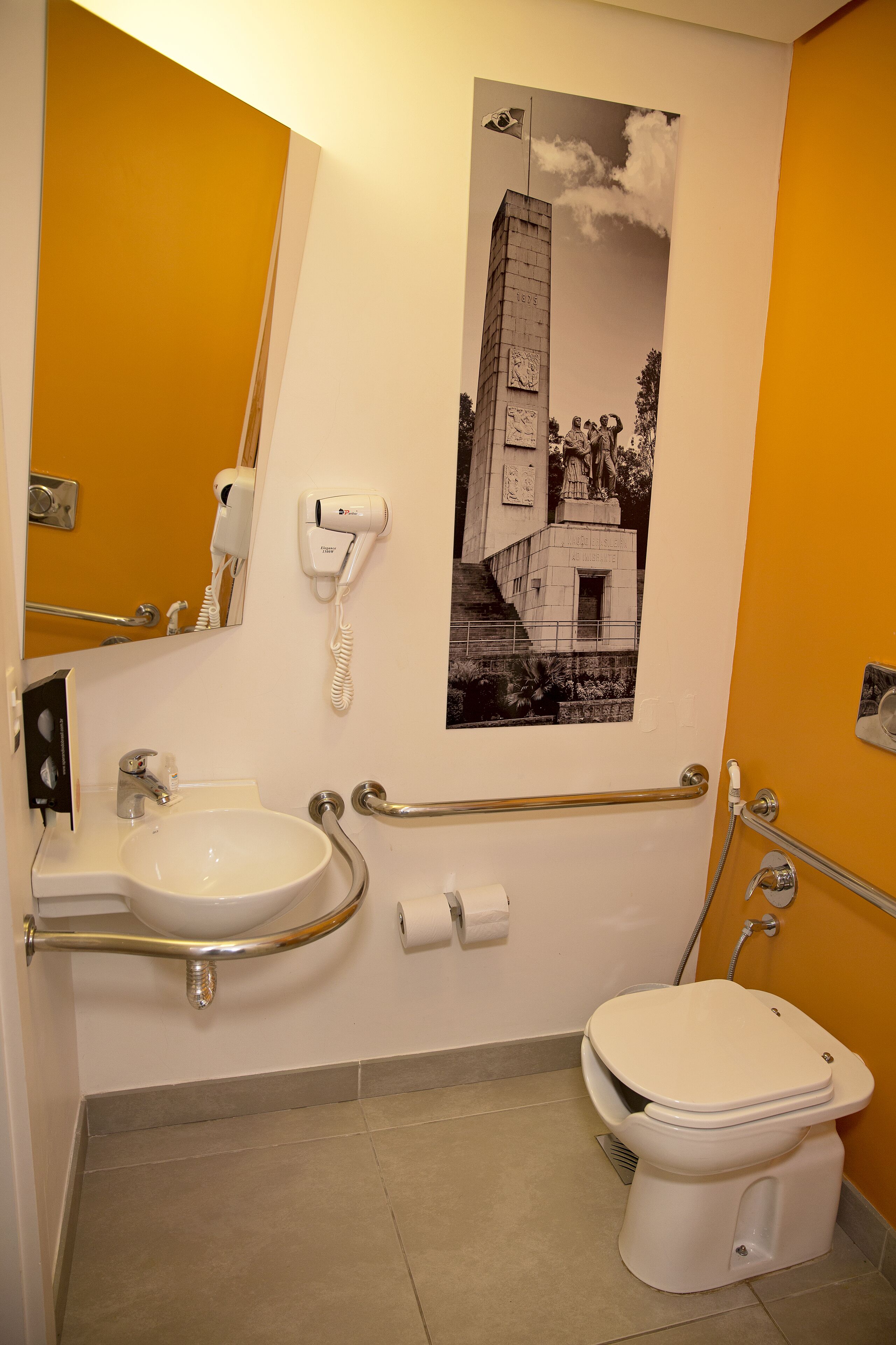 Quarto standard, acessível | Banheiro | Chuveiro, secador de cabelo, toalhas de banho, sabonete