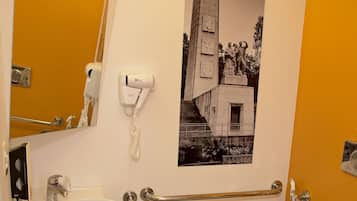 Quarto standard, acessível | Banheiro | Chuveiro, secador de cabelo, toalhas de banho, sabonete