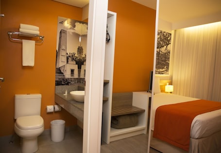 Quarto duplo standard | Roupas de cama antialƩrgicas, frigobar, cofres nos quartos, escrivaninha