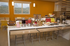 Café da manhã com buffet grátis todos os dias