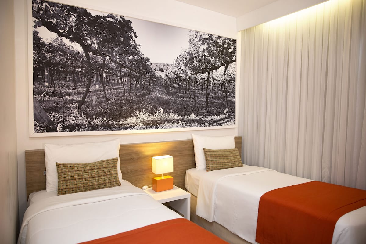 Phòng 2 giường đơn Tiêu chuẩn | Bộ đồ giường kháng dị ứng, minibar, két bảo mật tại phòng, bàn 