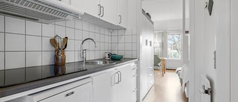 Køleskab, kogeplade, kaffe-/temaskine