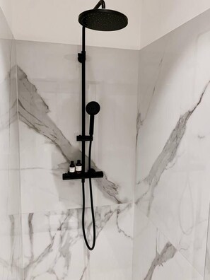 Shower, hair dryer, towels, soap - Gorgeous Getaway in the old City Centre Antwerp 2 (Antwerp)