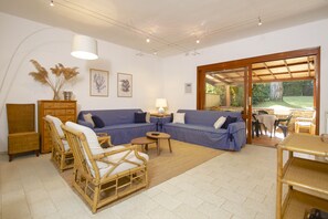 Family House, 3 Bedrooms, 2 Bathrooms (Villetta Il Pino) | Living area | 21-inch TV with satellite channels, stereo - Villetta Il Pino (Castiglione della Pescaia)