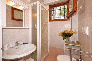 Family House, 3 Bedrooms, 2 Bathrooms (Villetta Il Pino) | Bathroom