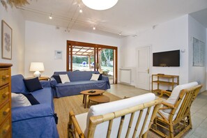 Familienhaus, Mehrere Schlafzimmer, 2 Bäder (Villetta Il Pino) | Wohnbereich | 21-Zoll-Fernseher mit Satellitenempfang, Stereoanlage