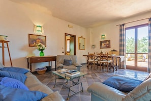Standard Villa, 3 Bedrooms, 2 Bathrooms, Mountainside (Villa Giovanna) | Living area | 21-inch TV with satellite channels - Villa Giovanna (Scicli)
