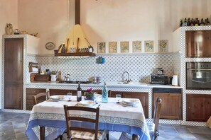 Standard-Villa, 3 Schlafzimmer, 2 Bäder, Bergseite (Villa Giovanna) | Eigene Küche | Mikrowelle, Ofen, Herdplatte, Geschirrspüler