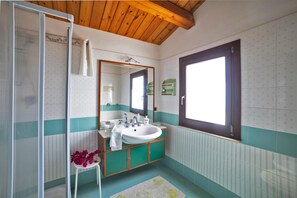 Standard Villa, 3 Bedrooms, 2 Bathrooms, Mountainside (Villa Giovanna) | Bathroom