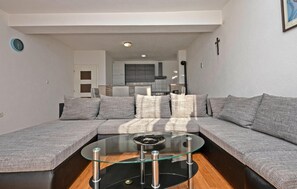 Smart TV, pebolim, mesa de pingue-pongue