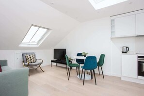 Basic-Apartment, 1 Doppelbett | Wohnzimmer | Fernseher