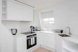 Basic-Apartment, 1 Doppelbett | Eigene Küche | Kühlschrank, Ofen, Herdplatte, Geschirrspüler