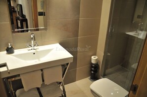 Een douche, een haardroger, handdoeken, toiletpapier