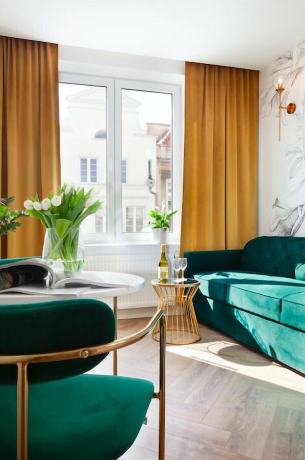 Ogarna Flora | Wohnbereich | 40-Zoll-Flachbildfernseher mit Digitalempfang, Fernseher