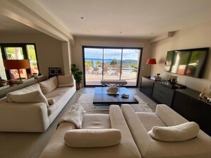 TV, books, stereo, offices - Luxury villa with magnificent sea view and heated swimming pool (Cavalaire-sur-Mer)