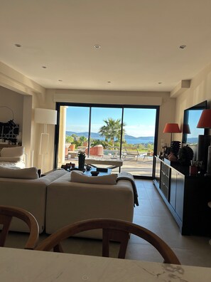 Télévision, livres, chaîne hi-fi, espaces bureaux