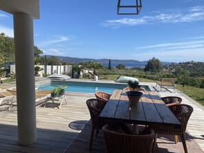 Outdoor dining - Luxury villa with magnificent sea view and heated swimming pool (Cavalaire-sur-Mer)