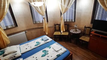 3 bedrooms, iron/ironing board, WiFi, bed sheets