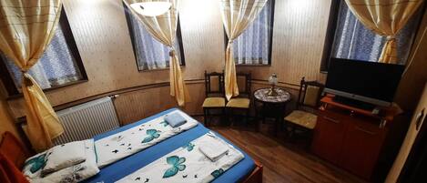 3 chambres, fer et planche à repasser, Wi-Fi, draps fournis