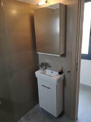 Bathroom - Minimal Loft in Psiri (Athens)