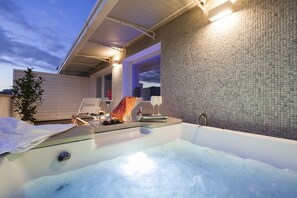 Banyera d'hidromassatge a l'aire lliure