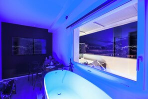 Regadera, tina de hidromasaje, secadora de cabello, bidet 