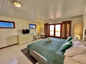 4 bedrooms, in-room safe, iron/ironing board, free WiFi