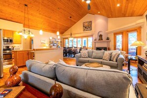 Smart TV, fireplace - Quiet Area, Hot Tub, Close to Lakes, Shopping and Dining (Pagosa Springs)