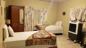6 bedrooms, desk, iron/ironing board, free WiFi