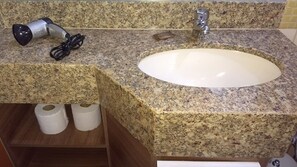 Shower, hair dryer, towels, soap - Flat Nobile next to the Esplanade (Brasília)