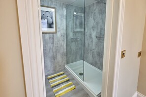 Douche, sèche-cheveux, serviettes fournies