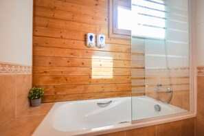 Baignoire, séchoir à cheveux, serviettes fournies, savon