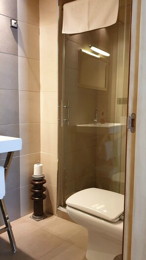 Een douche, een haardroger, handdoeken, toiletpapier