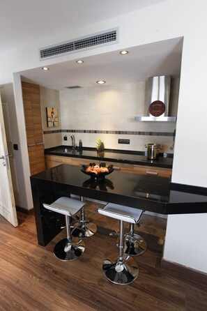 Een koelkast, een microgolfoven, een vaatwasser