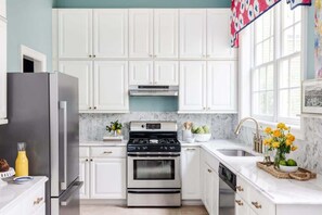 冷蔵庫、電子レンジ、オーブン、コンロ